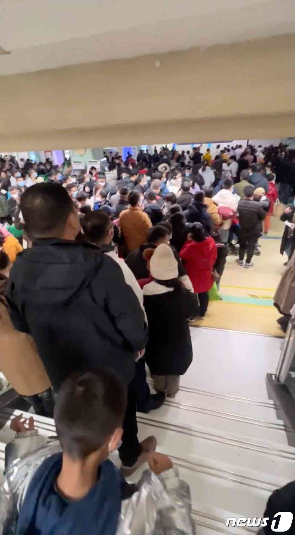 본문 이미지 - 중국에서 어린이를 중심으로 폐렴이 창궐하고 있는 가운데 지난달 26일 베이징 아동병원에서 환자와 보호자들이 진료를 받기 위해 장사진을 치고 있다. ⓒ 로이터=뉴스1 ⓒ News1 박형기 기자