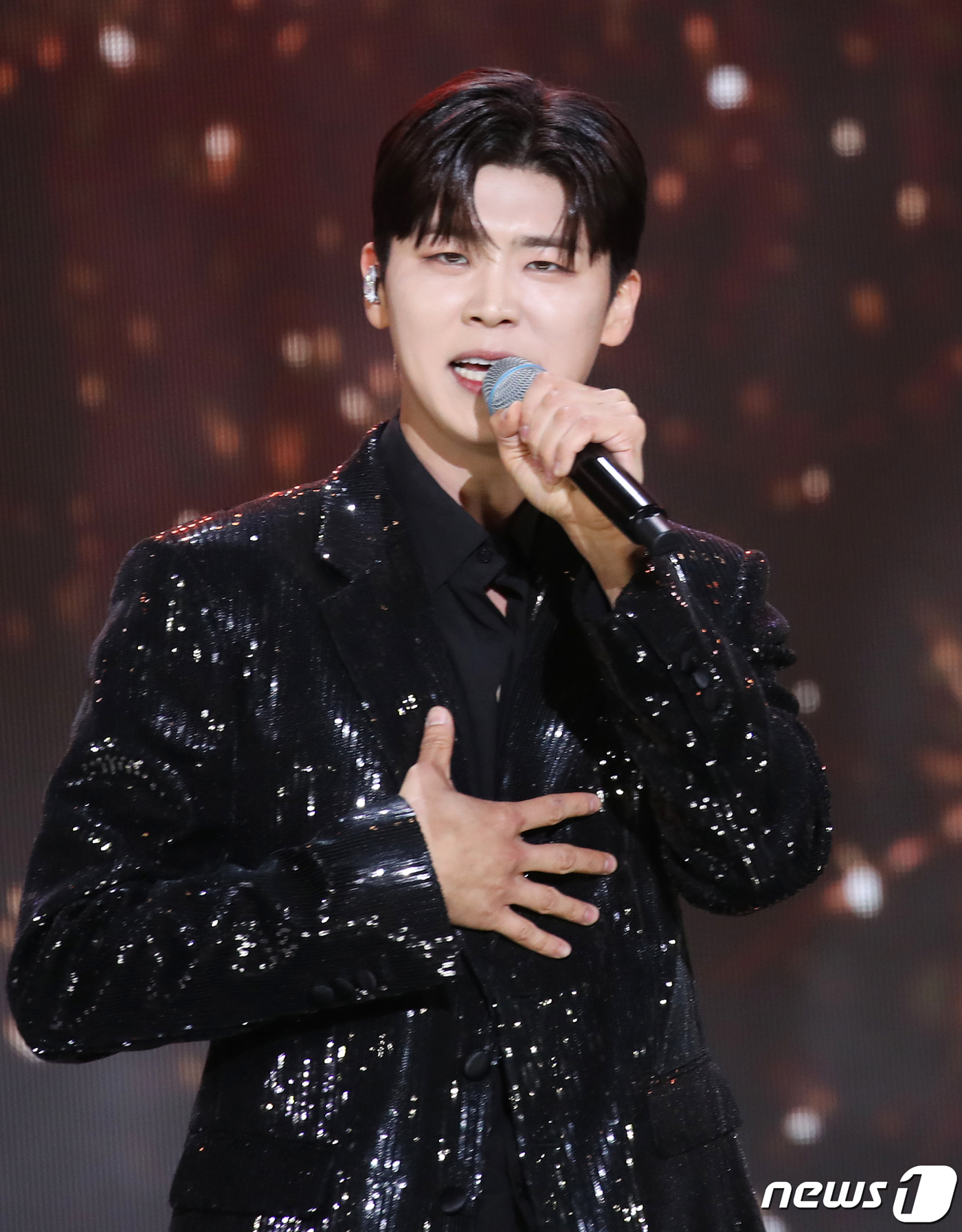 (서울=뉴스1) 권현진 기자 = 가수 박지현이 4일 오후 서울 마포구 상암동 SBS 프리즘 타워에서 열린 SBS FiL, SBS M ‘더 트롯쇼’에서 '둥지'를 열창하고 있다. 2 …