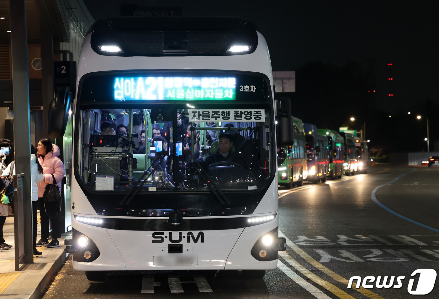 (서울=뉴스1) 이동해 기자 = 4일 저녁 서울 마포구 합정역에서 심야 자율주행버스 'A21'번이 첫 운행을 시작하고 있다.심야 A21번의 총 운행 대수는 2대로 1대는 합정역, …