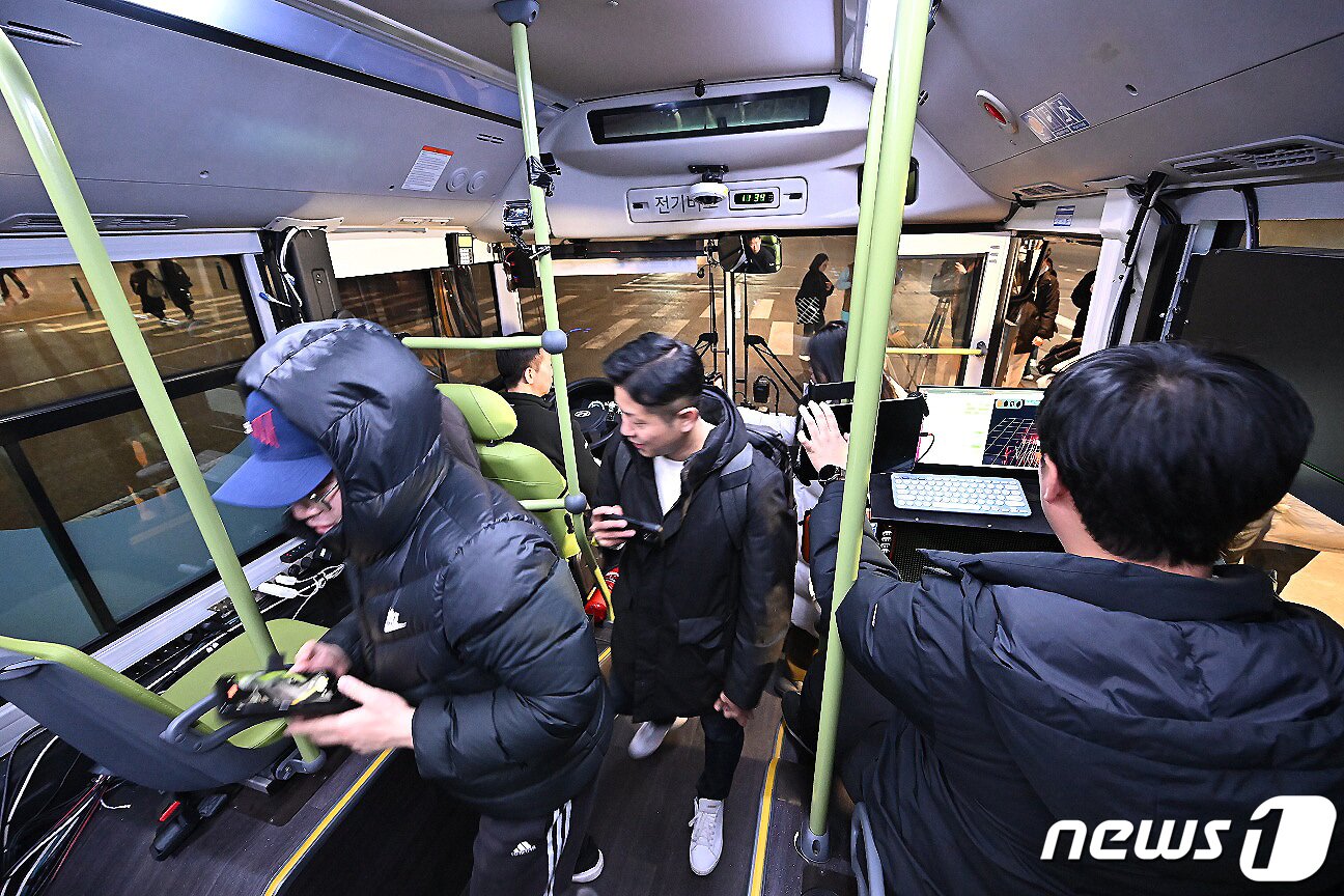 본문 이미지 - 세계 최초로 부도심과 도심을 연결하는 간선기능의 심야 자율주행버스 운행을 시작한 4일 저녁 서울 마포구 합정역에서 시민들이 심야 자율주행버스 'A21'번에 탑승하고 있다. (공동취재) 2023.12.5/뉴스1 ⓒ News1 이동해 기자