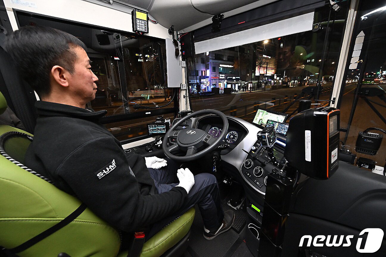 본문 이미지 - 4일 저녁 서울 마포구 합정역에서 심야 자율주행버스 'A21'번이 첫 운행을 시작했다. (공동취재) 2023.12.5/뉴스1 ⓒ News1 이동해 기자