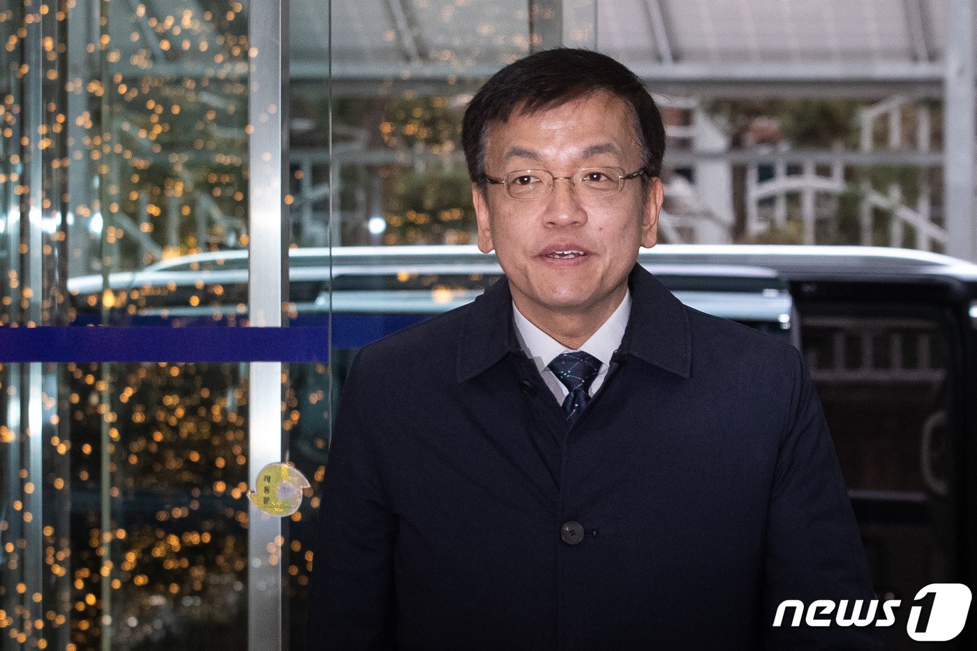 본문 이미지 - 최상목 경제부총리 겸 기획재정부 장관 후보자가 5일 서울 중구 예금보험공사에 마련된 인사청문회 준비 사무실로 출근하고 있다. 2023.12.5/뉴스1 ⓒ News1 유승관 기자