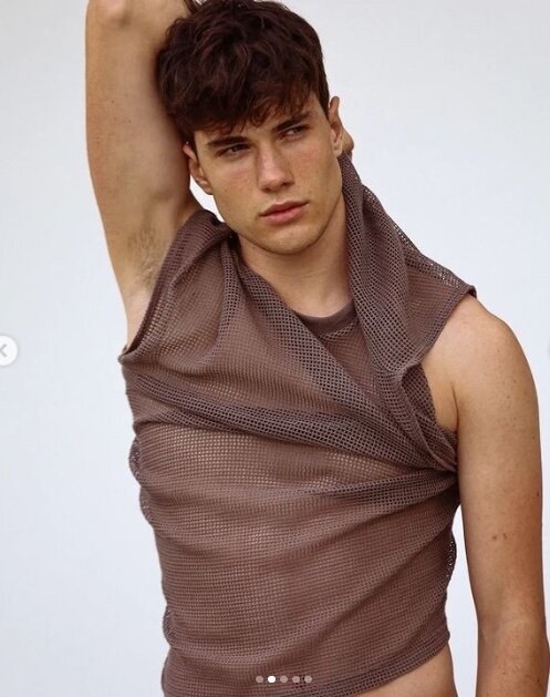 본문 이미지 - 2019년 '이탈리아에서 가장 잘생긴 남성'으로 뽑혔던 21살 모델이 가톨릭 신부가 되겠다고 선언해 화제가 되고 있다. 에도아르도 산티니 인스타그램 갈무리