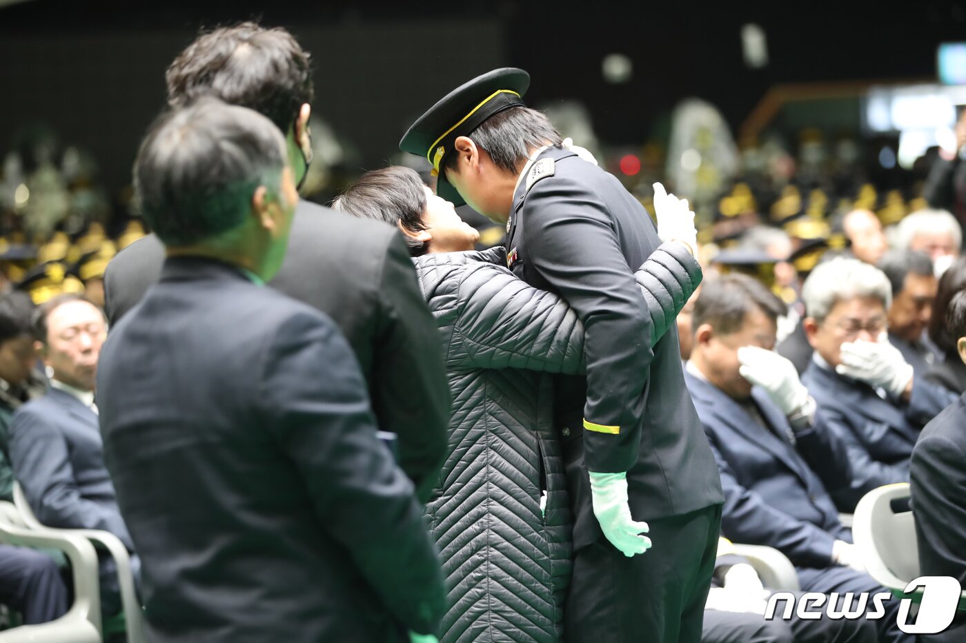 본문 이미지 - 5일 오전 제주시 한라체육관에서 거행된 고(故) 임성철 소방장의 제주특별자치도장 영결식에서 임 소방장 어머니가 추도사를 낭독한 고인의 동료 소방관을 안아주고 있다. 2023.12.5/뉴스1 ⓒ News1 오현지 기자