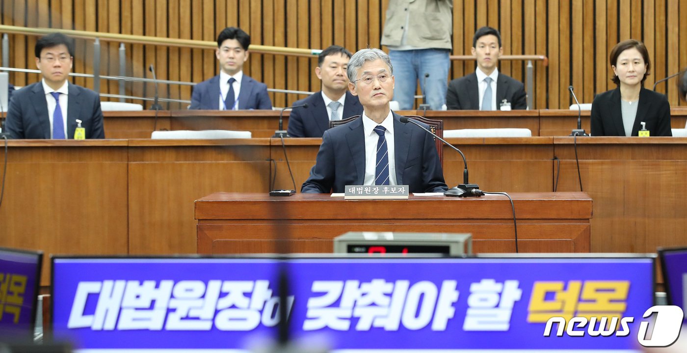 본문 이미지 - 조희대 대법원장 후보자가 5일 오전 서울 여의도 국회에서 열린 인사청문회에서 의원들의 질의에 답하고 있다. 2023.12.5/뉴스1 ⓒ News1 임세영 기자