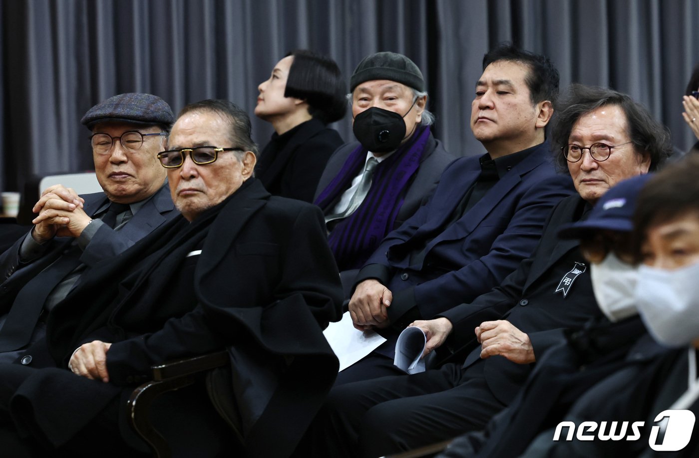 5일 오전 서울 종로구 서울대병원 장례식장에서 대한민국영화인장으로 엄수된 고&#40;故&#41; 김수용 감독의 영결식에서 정지영 감독을 비롯한 참석자들이 고인의 생전 영상을 보고 있다. 왼쪽부터 황기성 황기성사단 대표, 신영균 신영균예술문화재단 명예이사장, 배우 장미희, 이장호 감독, 양윤호 한국영화인총연합회 이사장, 정지영 감독. 2023.12.5/뉴스1 ⓒ News1 구윤성 기자