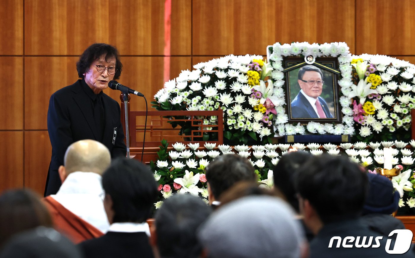 5일 오전 서울 종로구 서울대병원 장례식장에서 대한민국영화인장으로 엄수된 고&#40;故&#41; 김수용 감독의 영결식에서 정지영 감독이 고인의 약력을 소개하고 있다. &#39;저 하늘에도 슬픔이&#39; &#39;만추&#39; 등을 연출하며 1960년대 한국영화를 대표하는 김 감독은 지난 3일 94세의 일기로 영면에 들었다. 2023.12.5/뉴스1 ⓒ News1 구윤성 기자