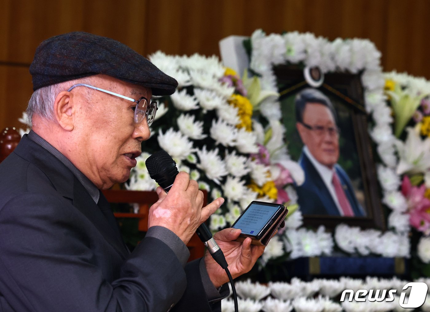 본문 이미지 - 5일 오전 서울 종로구 서울대병원 장례식장에서 대한민국영화인장으로 엄수된 고(故) 김수용 감독의 영결식에서 황기성 황기성사단 대표가 추도사를 하고 있다. '저 하늘에도 슬픔이' '만추' 등을 연출하며 1960년대 한국영화를 대표하는 김 감독은 지난 3일 94세의 일기로 영면에 들었다. 2023.12.5/뉴스1 ⓒ News1 구윤성 기자