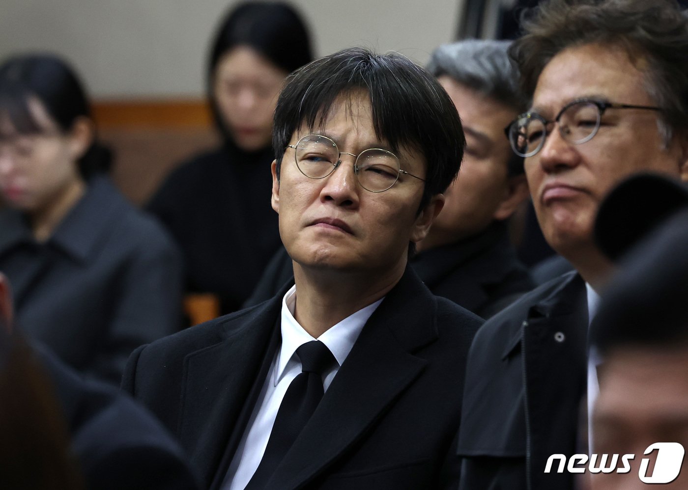 본문 이미지 - 배우 조한철 씨가 5일 오전 서울 종로구 서울대병원 장례식장에서 대한민국영화인장으로 엄수된 고(故) 김수용 감독의 영결식에 참석하고 있다. '저 하늘에도 슬픔이' '만추' 등을 연출하며 1960년대 한국영화를 대표하는 김 감독은 지난 3일 94세의 일기로 영면에 들었다. 2023.12.5/뉴스1 ⓒ News1 구윤성 기자