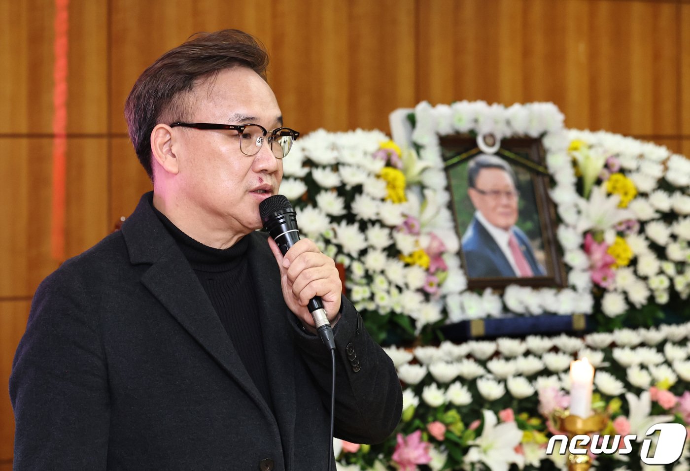 5일 오전 서울 종로구 서울대병원 장례식장에서 대한민국영화인장으로 엄수된 고&#40;故&#41; 김수용 감독의 영결식에서 김성수 감독이 추도사를 하고 있다. &#39;저 하늘에도 슬픔이&#39; &#39;만추&#39; 등을 연출하며 1960년대 한국영화를 대표하는 김 감독은 지난 3일 94세의 일기로 영면에 들었다. 2023.12.5/뉴스1 ⓒ News1 구윤성 기자