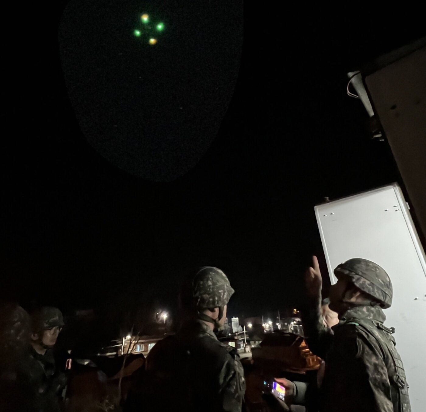 본문 이미지 - 육군32사단 장병들이 4일 밤 드론에 있는 열상장비를 이용해 적이 은거할 지점을 수색하고 있다. (육군32사단 제공) / 뉴스1