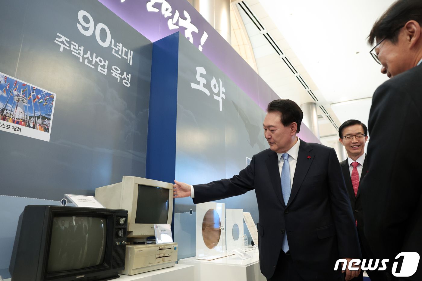 (서울=뉴스1) 오대일 기자 = 윤석열 대통령이 5일 서울 강남구 코엑스에서 열린 제60회 무역의날 기념식에 앞서 시대별 무역 전시장에서 90년대 주요 수출품을 관람하고 있다. ( …