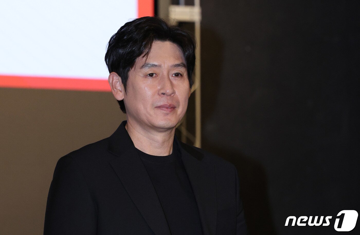 본문 이미지 - 배우 설경구가 5일 오후 서울 강서구 한국음악저작권협회 KOMCA홀에서 열린 학전 AGAIN 프로젝트 기자회견에서 포즈를 취하고 있다. 학전 AGAIN 프로젝트는 폐관을 앞둔 학전 극장을 거친 예술인들이 학전의 대표가수 김민기에 대한 감사의 뜻을 전하기 위해 내년 2월 28일부터 3월 14일까지 공연을 이어가는 프로젝트다. 2023.12.5/뉴스1 ⓒ News1 장수영 기자