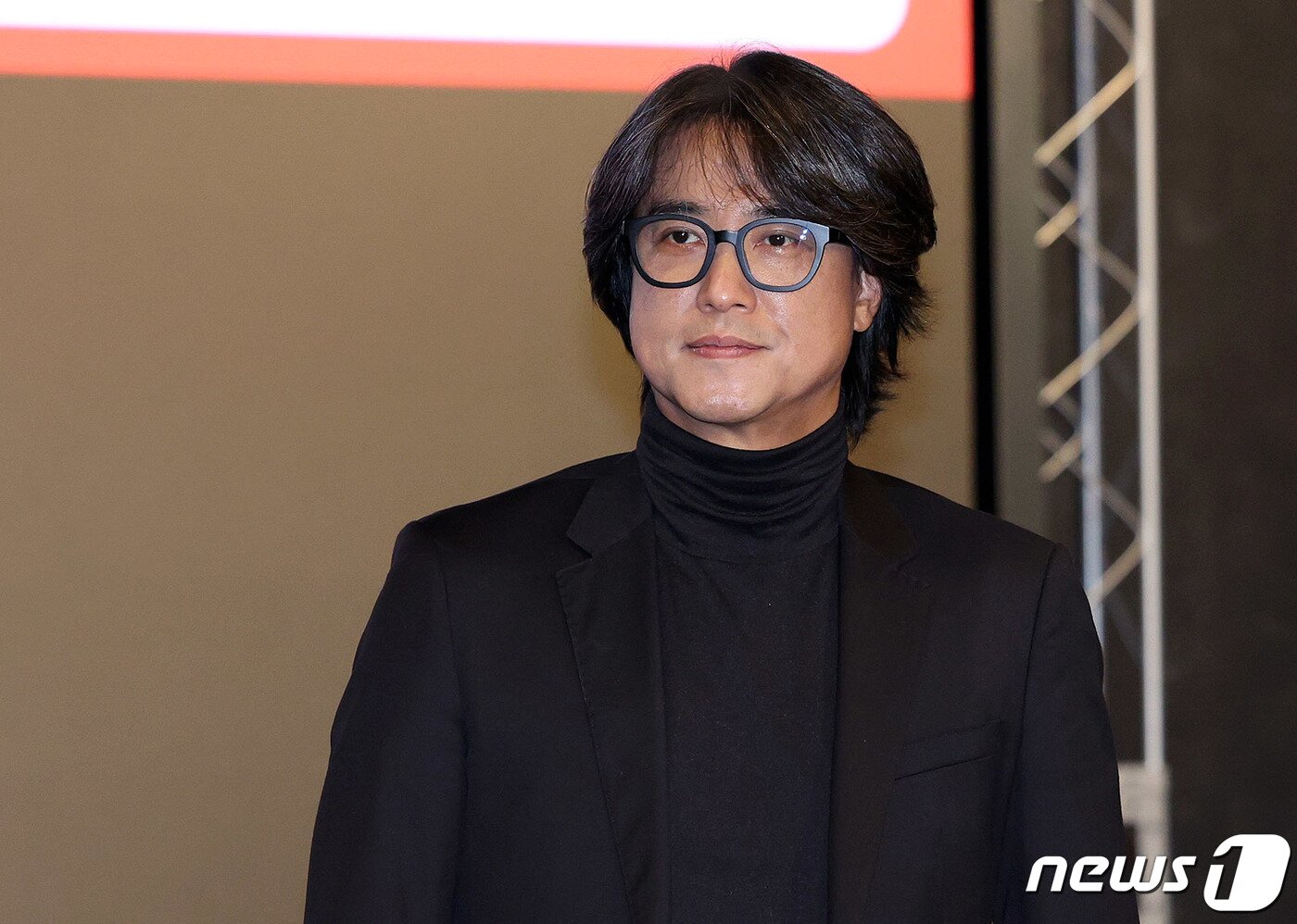 본문 이미지 - 유리상자 박승화가 5일 오후 서울 강서구 한국음악저작권협회 KOMCA홀에서 열린 학전 AGAIN 프로젝트 기자회견에서 포즈를 취하고 있다. 학전 AGAIN 프로젝트는 폐관을 앞둔 학전 극장을 거친 예술인들이 학전의 대표가수 김민기에 대한 감사의 뜻을 전하기 위해 내년 2월 28일부터 3월 14일까지 공연을 이어가는 프로젝트다. 2023.12.5/뉴스1 ⓒ News1 장수영 기자