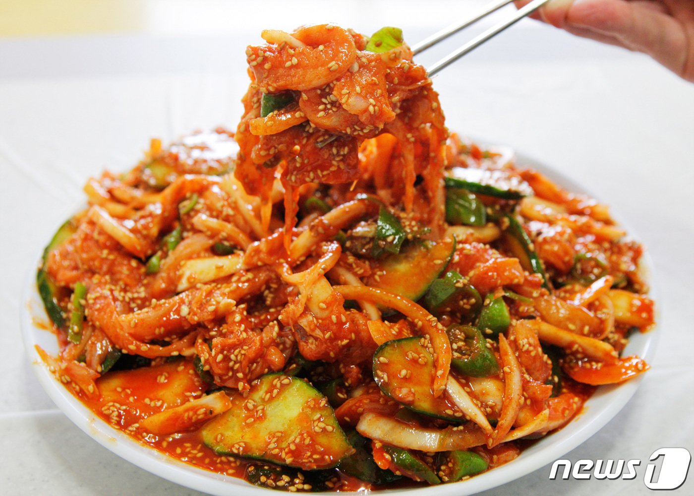 본문 이미지 -  오천항 인근에서 판매되는 간재미 무침. (보령시 제공) /뉴스1