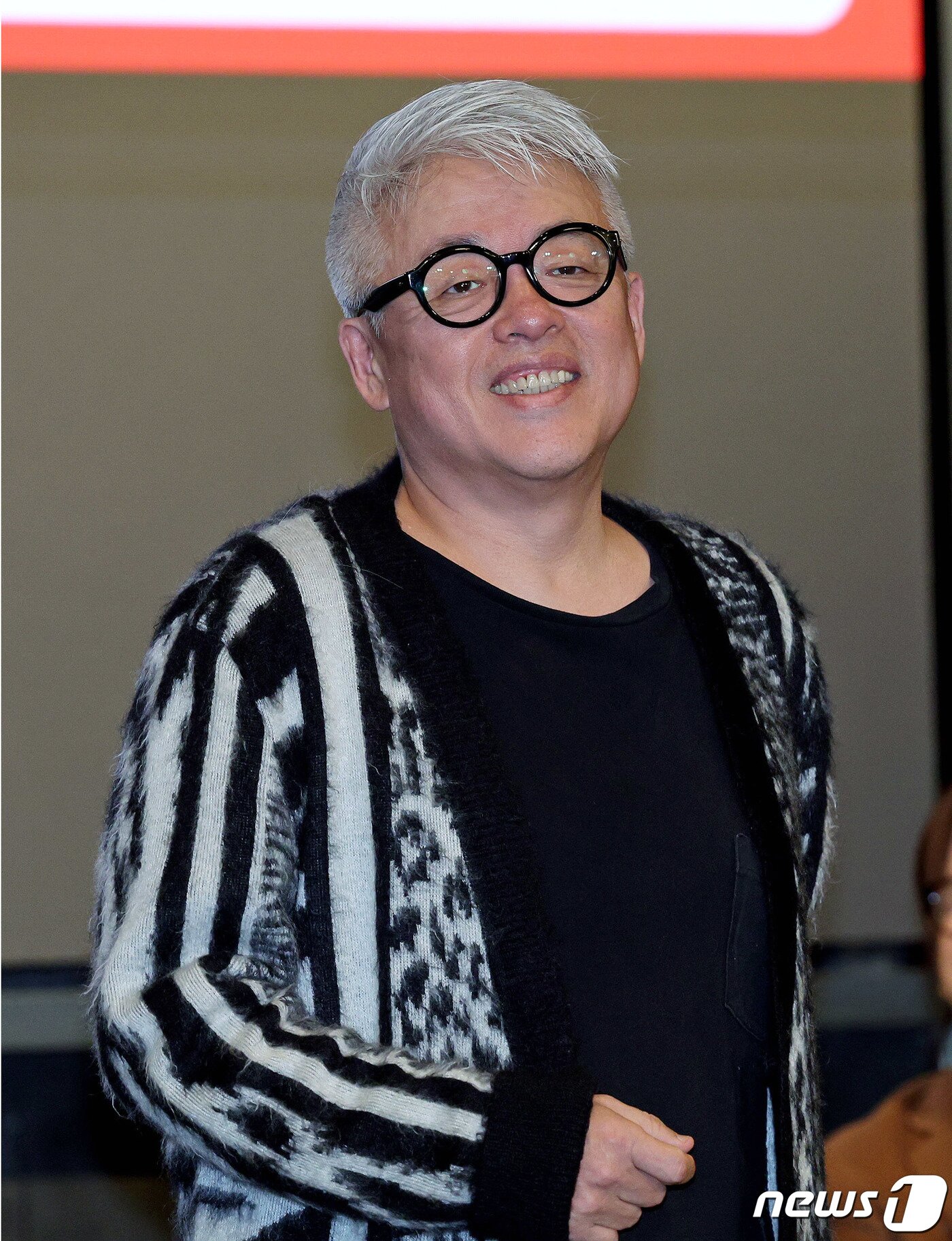 본문 이미지 - 작곡가 김형석이 5일 오후 서울 강서구 한국음악저작권협회 KOMCA홀에서 열린 학전 AGAIN 프로젝트 기자회견에서 포즈를 취하고 있다. 학전 AGAIN 프로젝트는 폐관을 앞둔 학전 극장을 거친 예술인들이 학전의 대표가수 김민기에 대한 감사의 뜻을 전하기 위해 내년 2월 28일부터 3월 14일까지 공연을 이어가는 프로젝트다. 2023.12.5/뉴스1 ⓒ News1 장수영 기자