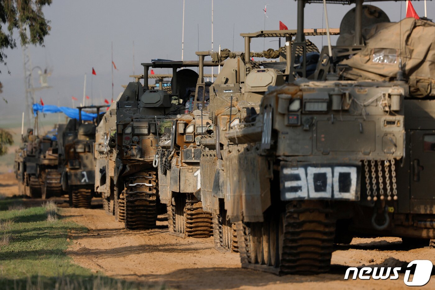본문 이미지 - 이스라엘과 팔레스타인 무장정파 하마스 간 교전이 계속되고 있는 가운데 4일(현지시간) 이스라엘 기갑부대가 팔레스타인 가자지구 남부 국경 지역에서 이동하고 있다. 2023.12.04 ⓒ 로이터=뉴스1 ⓒ News1 최종일 기자