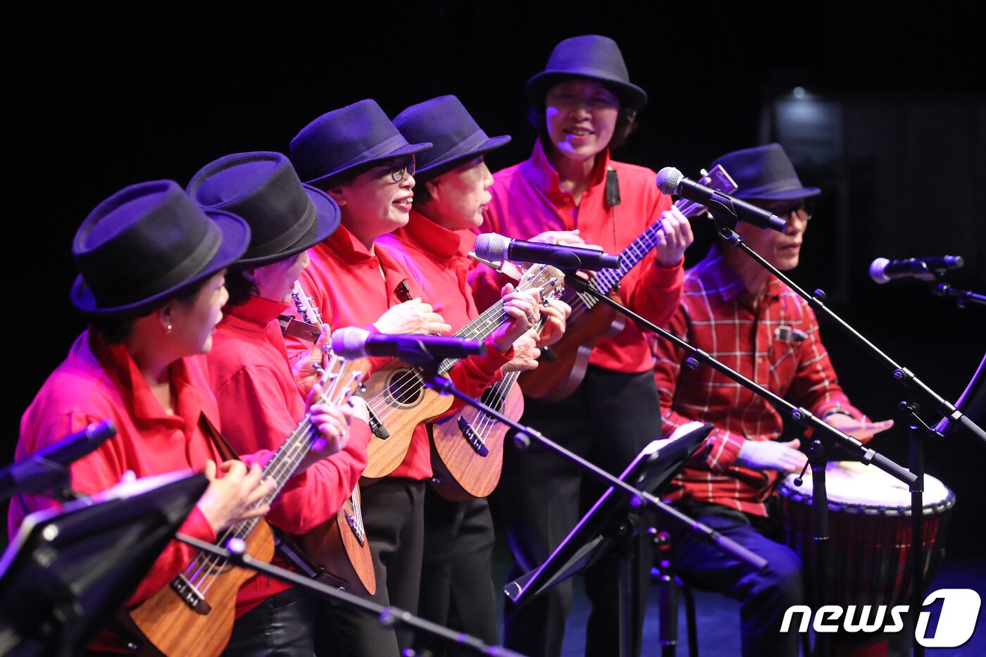 본문 이미지 - '어르신 예능경연대회'에 참가팀이 열창하는 모습. /뉴스1 ⓒ News1 공정식 기자