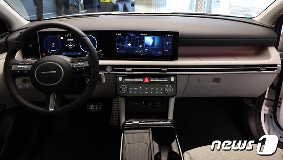 본문 이미지 - 현대자동차가 6일 준중형 스포츠유틸리티차량(SUV) '투싼'의 부분변경 모델인 '더 뉴 투싼'을 출시한다. ‘더 뉴 투싼’은 현대차가 2020년 9월 출시된 4세대 모델의 상품 경쟁력을 끌어올려 3년여 만에 선보이는 부분변경 모델이다. 사진은 지난 5일 서울 강남구 언주로 현대 모터스튜디오 서울에서 공개된 ‘더 뉴 투싼’의 내부 모습. 2023.12.6/뉴스1 ⓒ 뉴스1 김진환 기자