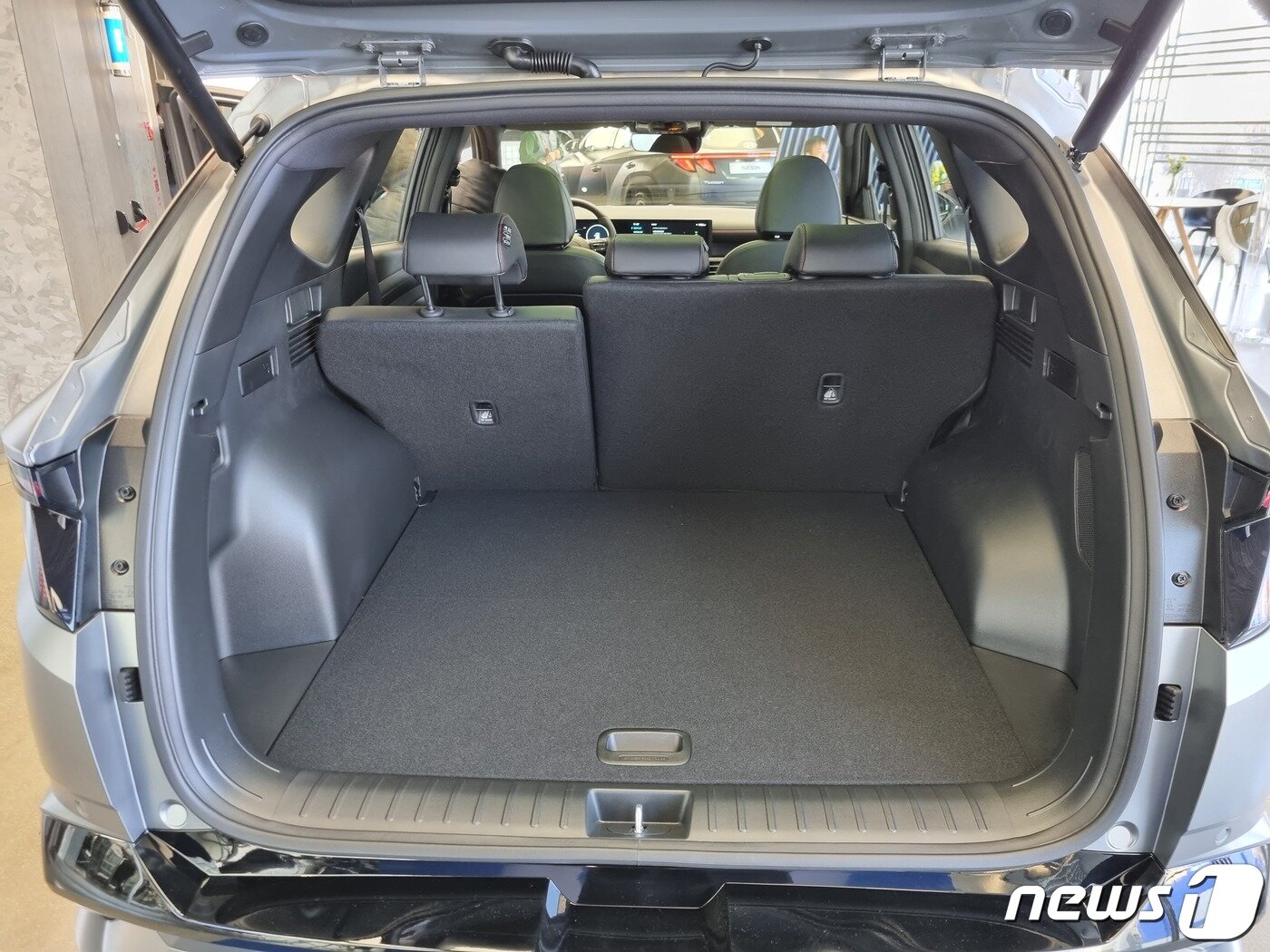 본문 이미지 - 지난 5일 서울 강남구 언주로 현대 모터스튜디오 서울에서 공개된 '더 뉴 투싼'의 트렁크 공간. 2023.12.6/뉴스1 ⓒ 뉴스1 박주평 기자