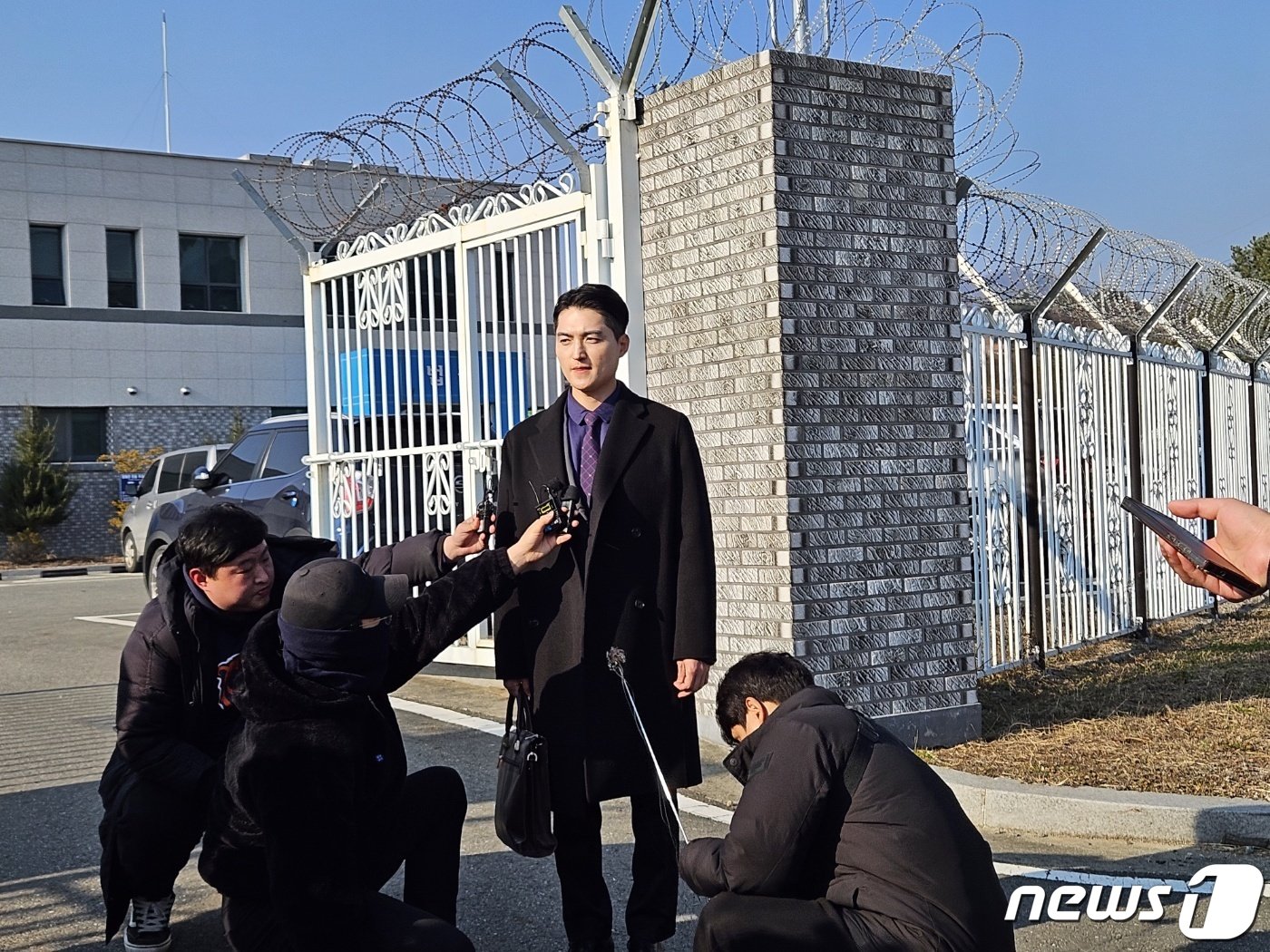 본문 이미지 - 5일 강원 춘천 제3지역 군사법원이 아내를 살해한 후 교통사고로 위장한 혐의 기소된 육군 부사관 A씨에게 징역 35년을 선고한 뒤 이 사건의 피해자 측 법률대리를 담당한 빈센트 법률사무소 남언호 변호사가 기자들의 질문에 답을 하고 있다.2023.12.5 한귀섭 기자