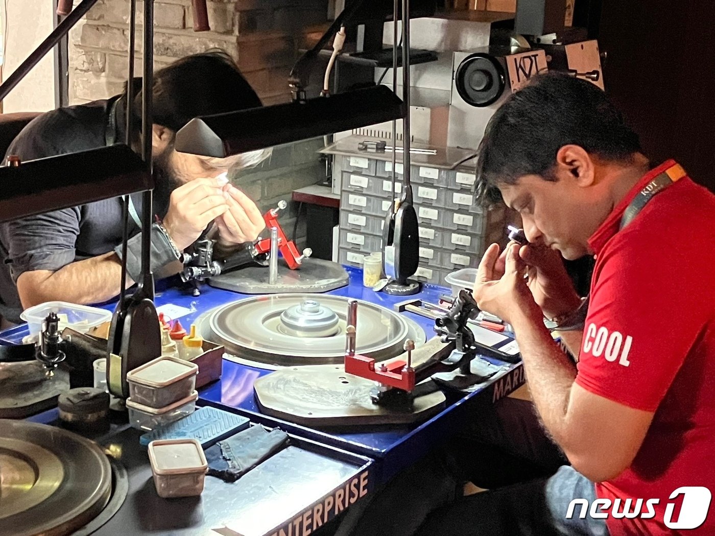 본문 이미지 - 연마 작업 중인 연마사들.(KDT다이아몬드제공)