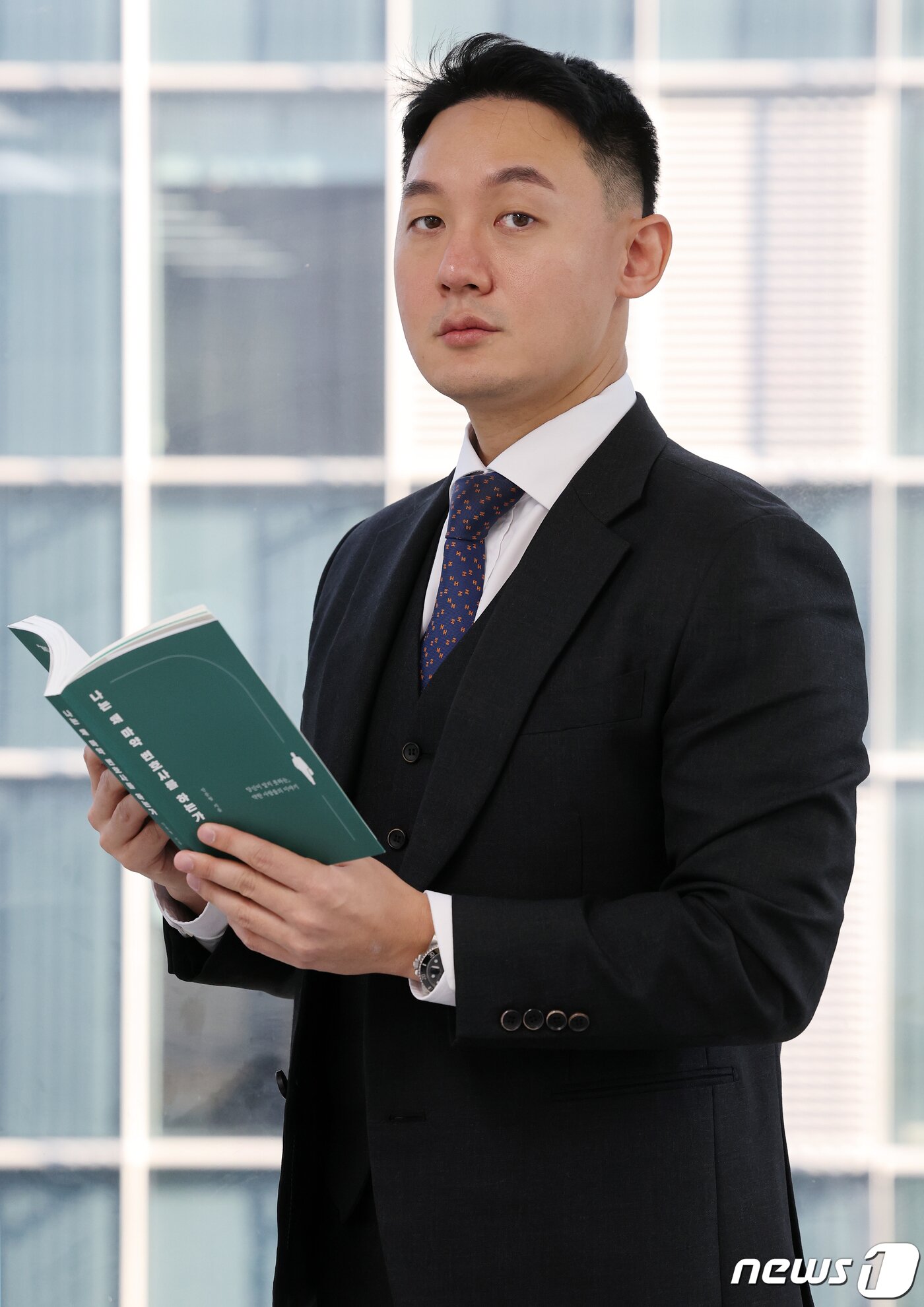 본문 이미지 - '나는 왜 마약 변호사를 하는가'의 저자인 안형준 변호사가 강남구 테헤란로 법무법인 지혁에서 인터뷰를 앞두고 포즈를 취하고 있다. 2023.12.5/뉴스1 ⓒ News1 김진환 기자