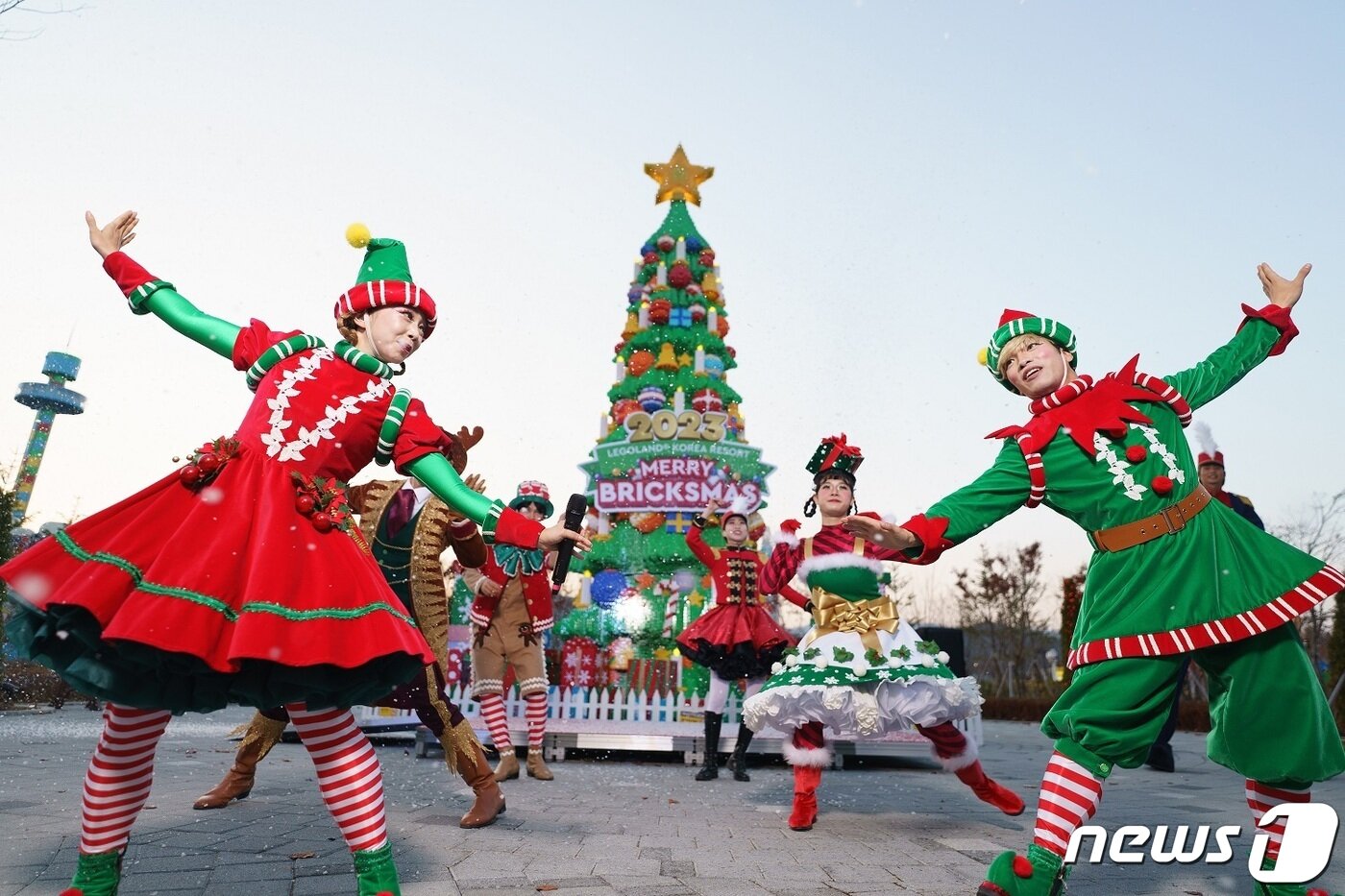 본문 이미지 - 브릭스트릿 광장에 들어선 레고 듀플로 크리스마스 트리(레고랜드 제공)