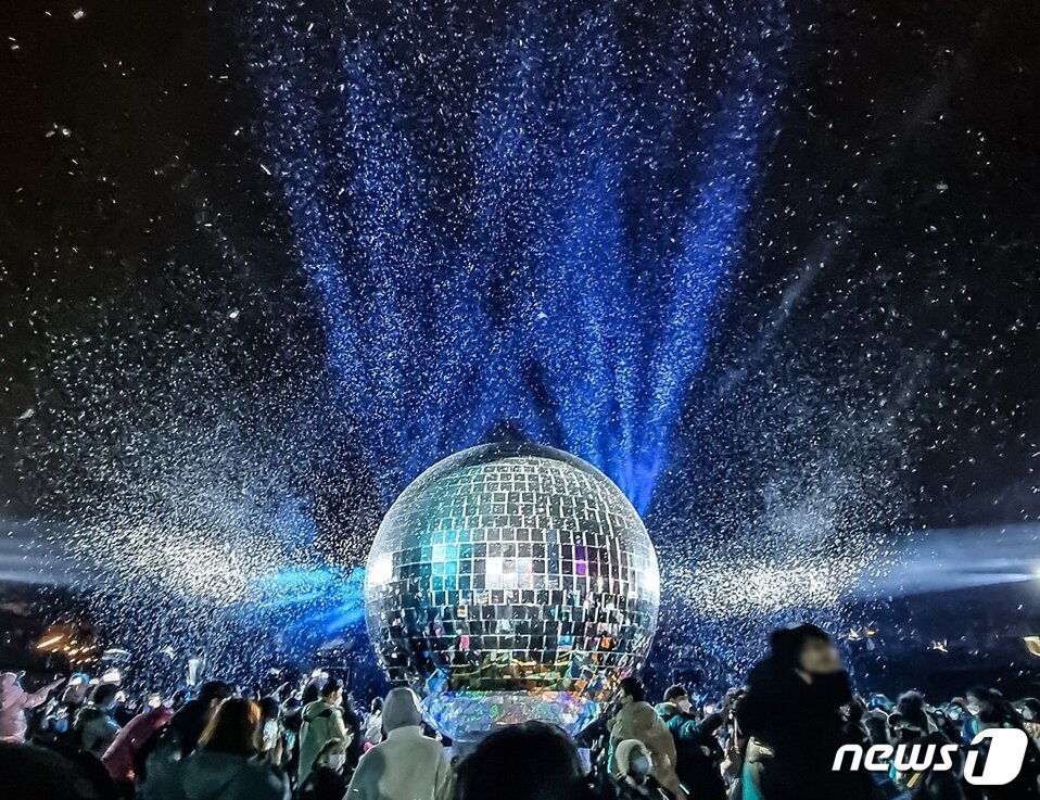 본문 이미지 - 슈퍼 스노볼 앞에서 즐기는 댄스타임(서울랜드 제공)