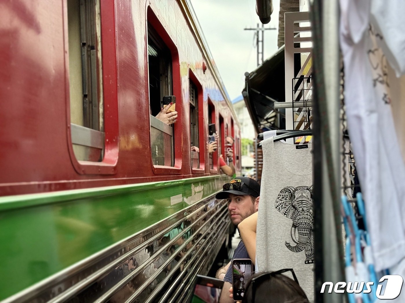 본문 이미지 - 태국 암파와에 있는 '매끌렁 기찻길 시장'에 열차가 지나가는 모습 ⓒ News1 이민주 기자