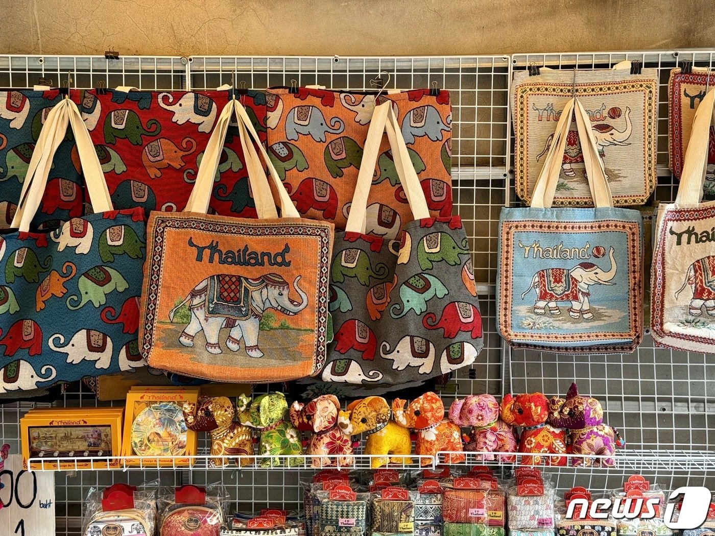 본문 이미지 - 태국 암파와에 있는 '매끌렁 기찻길 시장'에 코끼리가방이 걸려있다. ⓒ News1 이민주 기자