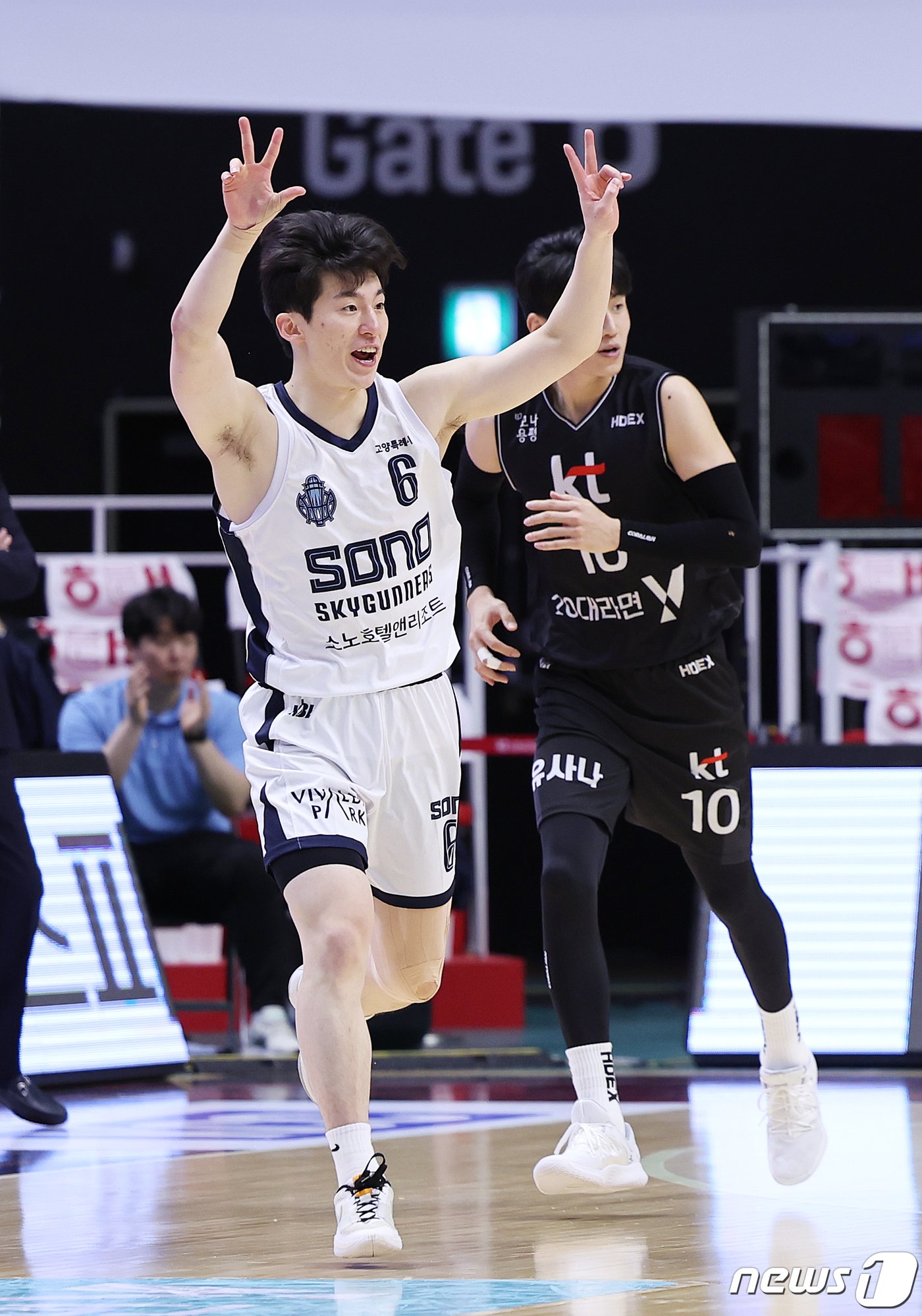 본문 이미지 - 5일 오후 경기 수원시 권선구 수원KT소닉붐아레나에서 열린 &#39;2023-2024 정관장 프로농구&#39; 수원 KT 소닉붐과 고양 소노 스카이거너스의 경기에서 소노 이정현이 3점슛을 넣은 후 기뻐하고 있다. 2023.12.5/뉴스1 ⓒ News1 이재명 기자