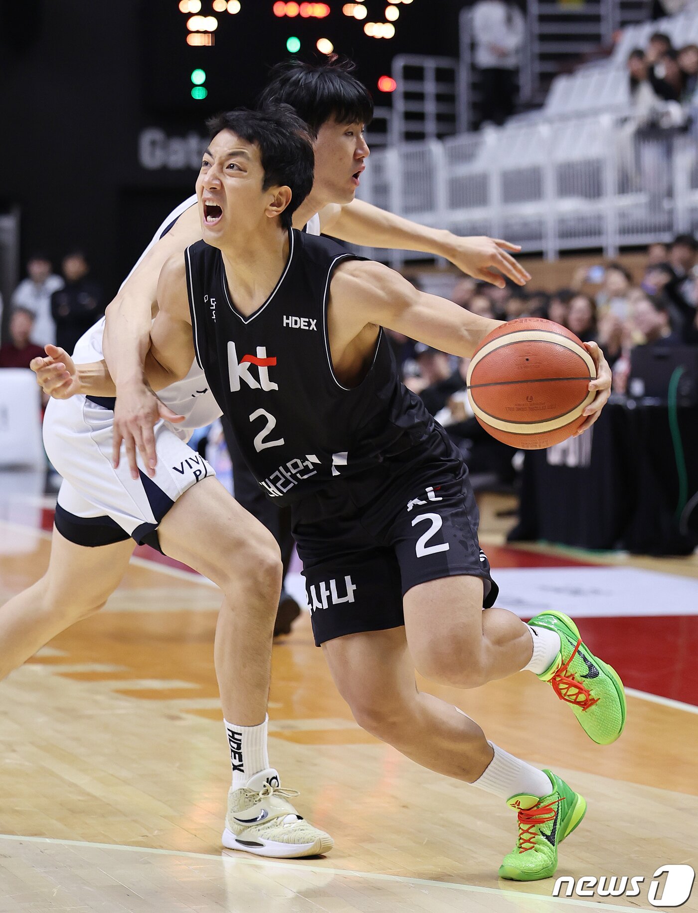 본문 이미지 - 5일 오후 경기 수원시 권선구 수원KT소닉붐아레나에서 열린 '2023-2024 정관장 프로농구' 수원 KT 소닉붐과 고양 소노 스카이거너스의 경기에서 KT 허훈이 돌파를 시도하고 있다. 2023.12.5/뉴스1 ⓒ News1 이재명 기자