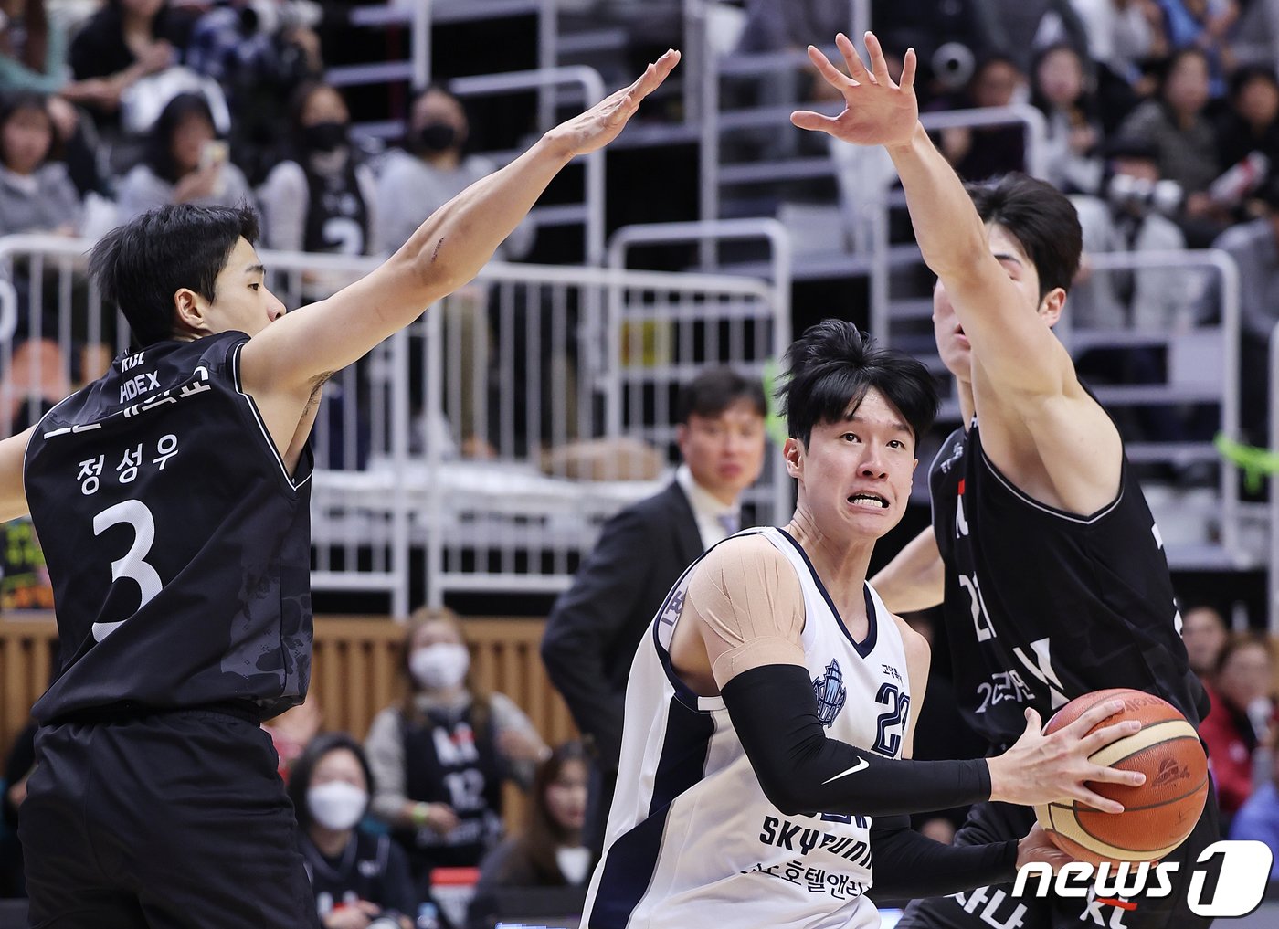 본문 이미지 - 5일 오후 경기 수원시 권선구 수원KT소닉붐아레나에서 열린 '2023-2024 정관장 프로농구' 수원 KT 소닉붐과 고양 소노 스카이거너스의 경기에서 소노 전성현이 골밑슛을 시도하고 있다. 2023.12.5/뉴스1 ⓒ News1 이재명 기자