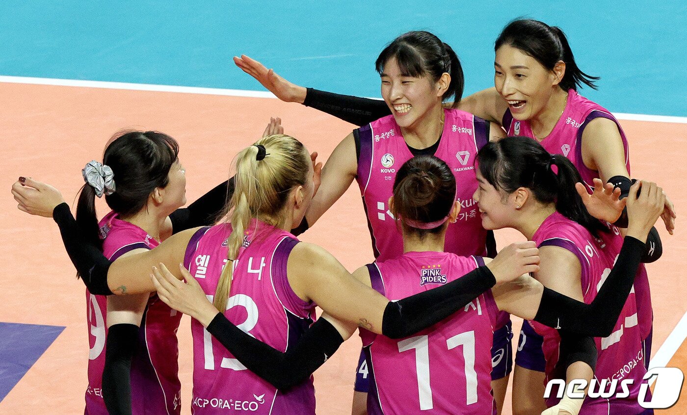 본문 이미지 - 5일 오후 인천 삼산월드체육관에서 열린 여자프로배구 2023-2024 도드람 V리그 흥국생명과 페퍼저축은행의 경기에서 세트스코어 3대0으로 승리한 흥국생명 선수들이 기뻐하고 있다. 2023.12.5/뉴스1 ⓒ News1 장수영 기자