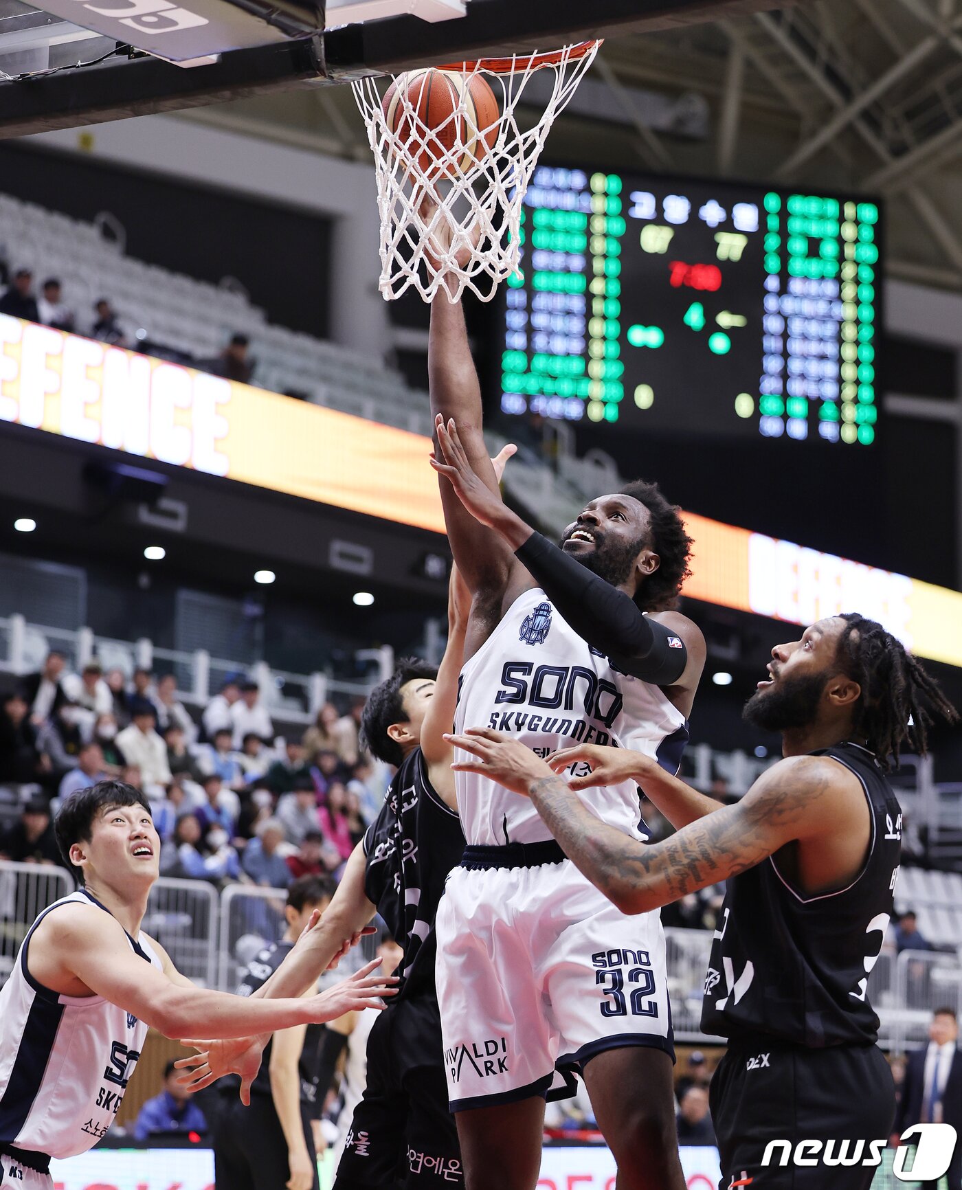 본문 이미지 - 5일 오후 경기 수원시 권선구 수원KT소닉붐아레나에서 열린 '2023-2024 정관장 프로농구' 수원 KT 소닉붐과 고양 소노 스카이거너스의 경기에서 소노 치나누 오누아쿠가 골밑슛을 시도하고 있다. 2023.12.5/뉴스1 ⓒ News1 이재명 기자