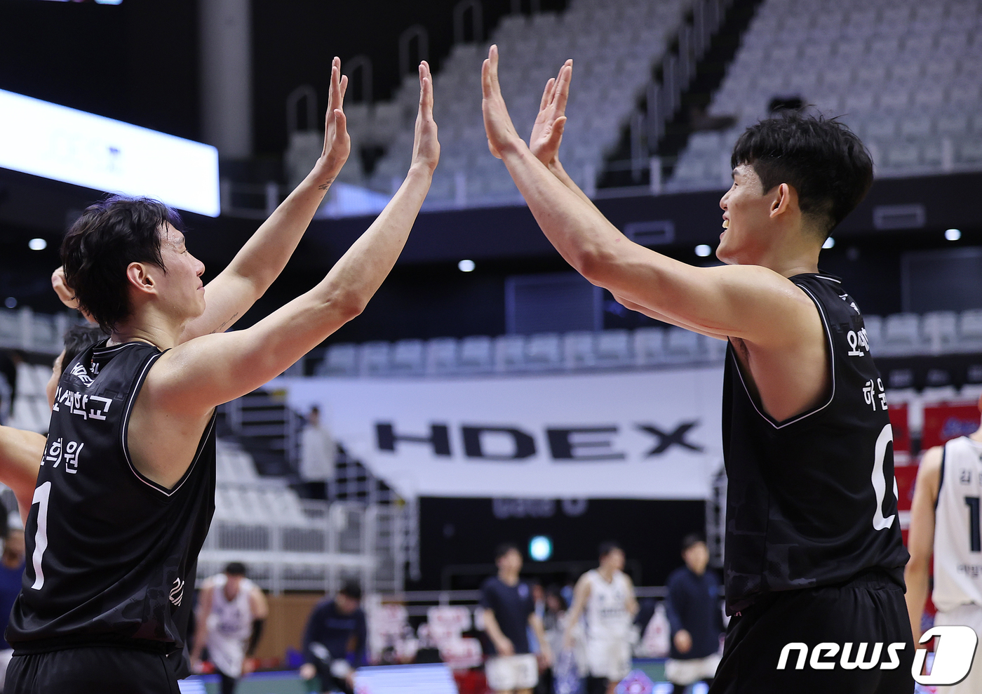 (수원=뉴스1) 이재명 기자 = 5일 오후 경기 수원시 권선구 수원KT소닉붐아레나에서 열린 '2023-2024 정관장 프로농구' 수원 KT 소닉붐과 고양 소노 스카이거너스의 경기에 …