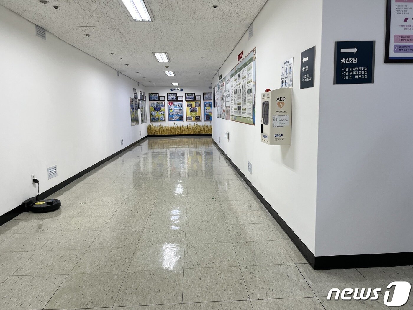 본문 이미지 - 농심 구미 공장에는 로봇청소기들이 바닥을 청소한다. 바닥은 광이 날 정도로 깨끗해보인다. ⓒ 뉴스1/신민경 기자.