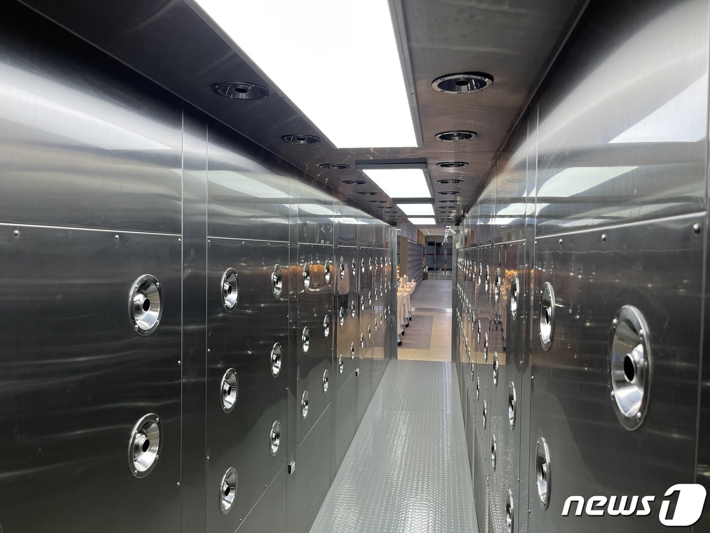 본문 이미지 - 농심 구미공장 생산설비 시설에 들어가기 전 총 18개 위생절차를 거쳐야 한다. ⓒ 뉴스1/신민경 기자.