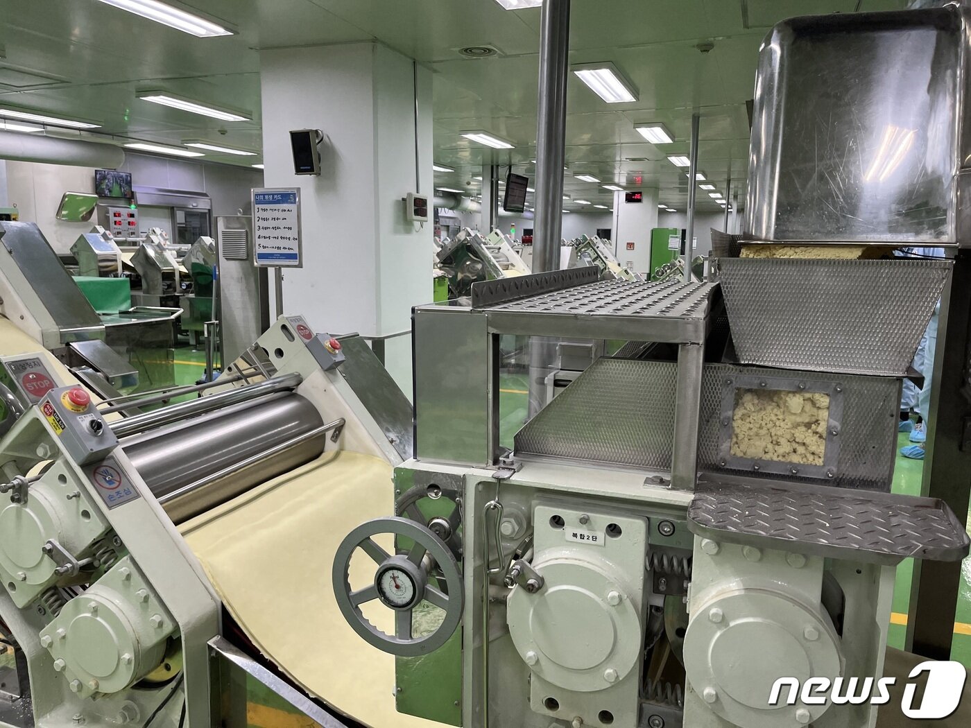 본문 이미지 - 반죽 기기가 입력된 비율료 밀가루와 배합수를 섞은 뒤 반죽을 만들고 있다. 레일에서 인식하는 다양한 반죽값들은 PMS 시스템에 저장된다. ⓒ 뉴스1/신민경 기자.