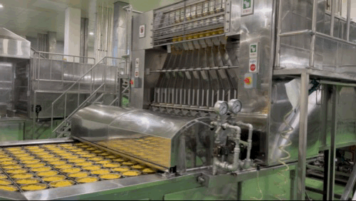 본문 이미지 - 익혀진 면발들이 잘려 원형 성형 그릇에 담기고 있다. ⓒ 뉴스1/신민경 기자.