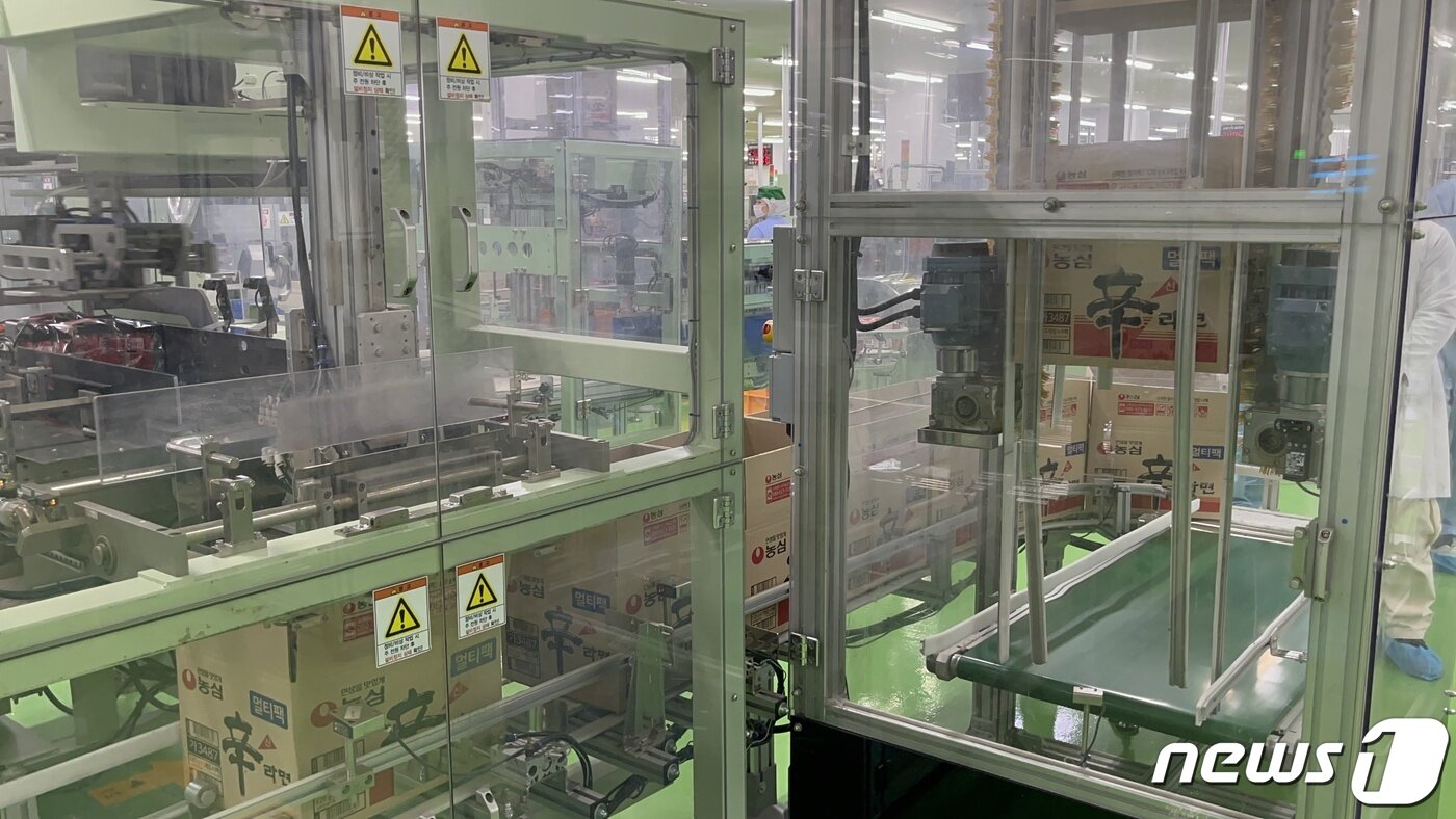 본문 이미지 - 멀티팩에 담긴 신라면이 황색 박스에 담겨 옮겨지고 있다. ⓒ 뉴스1/신민경 기자.