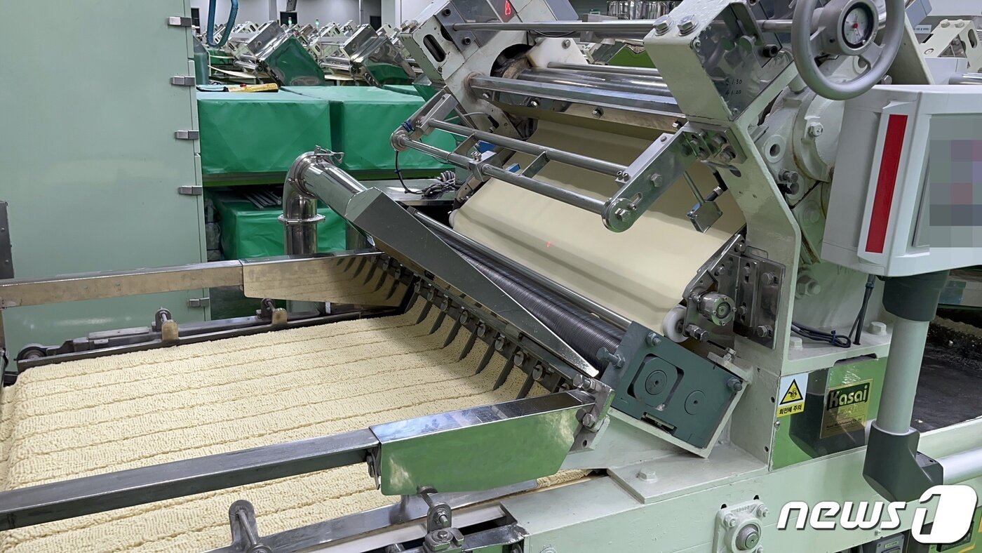 본문 이미지 - 한 반죽실에는 6개 자동화 반죽기기가 설치돼 있다. ⓒ 뉴스1/신민경 기자.