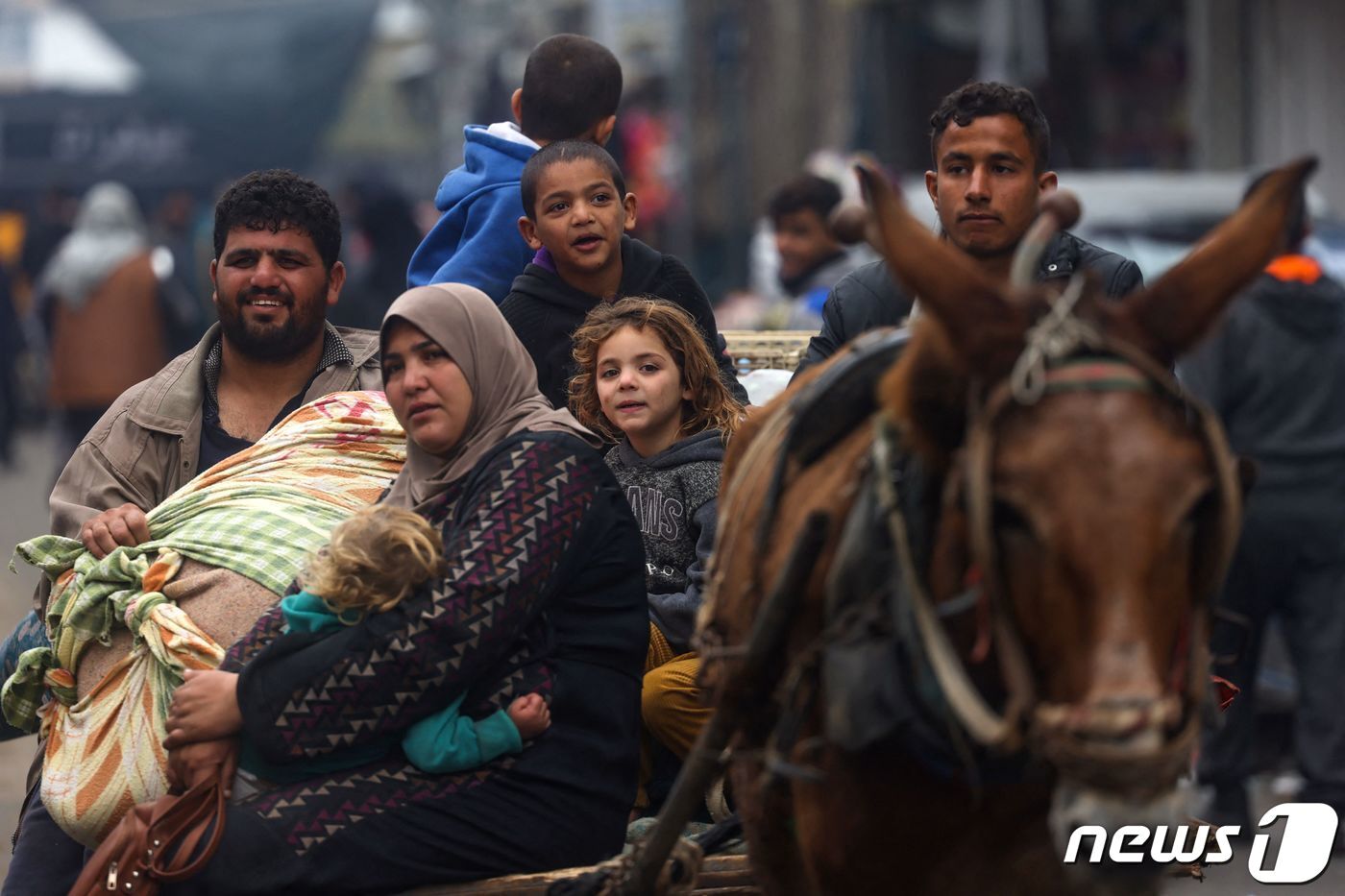 본문 이미지 - 5일(현지시간) 가자지구 남부 칸 유니스에서 대피한 팔레스타인인들이 이집트와의 국경 근처인 라파에 도착하고 있다. 2023.12.05/뉴스1 ⓒ AFP=뉴스1 ⓒ News1 김민수 기자