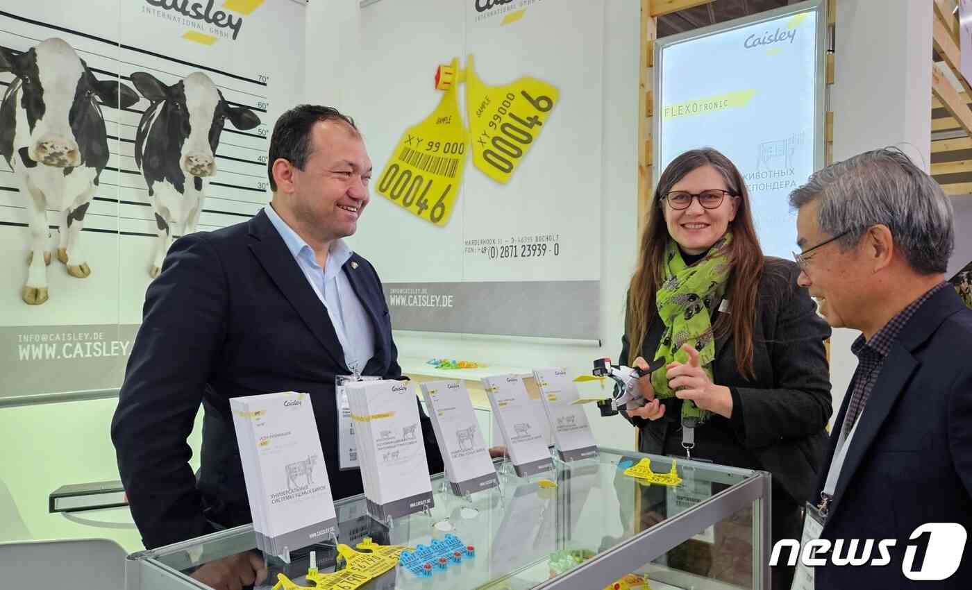 정병곤 한국동물약품협회 회장(오른쪽)이 1일 우즈베키스탄 타슈켄트에서 열린 국제농업전시회에서&nbsp; 동물용 내장칩을 보며 관계자들과 대화하고 있다. © 뉴스1 최서윤 기자