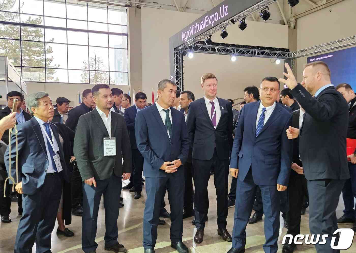 국제농업전시회 '아그라엑스포'가 11월 29일 우즈베키스탄 타슈켄트 전시장에서 열렸다. 행사 관계자가 오타조노브 노르디존 농업부 차관(오른쪽 두 번째)에게 설명을 하고 있다. 왼쪽은 정병곤 회장. © 뉴스1 최서윤 기자