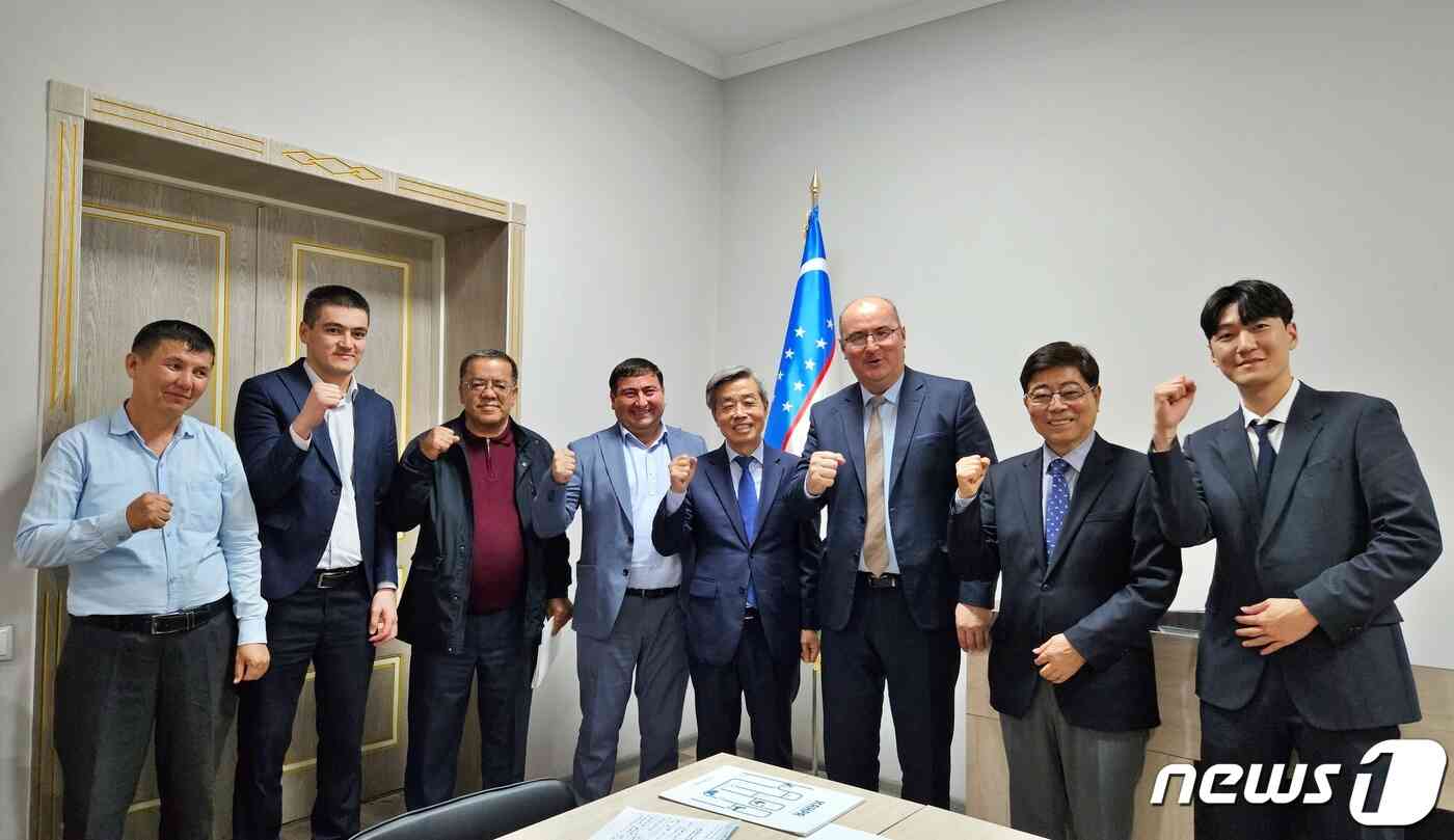 한국동물약품협회는 11월 29일 우즈베키스탄 타슈켄트 수의축산위원회와 간담회를 가졌다. 왼쪽 두 번째 오성종 코피아 소장, 세 번째 아브라 A. 아크바로프 차관, 네 번째 정병곤 회장. © 뉴스1 최서윤 기자