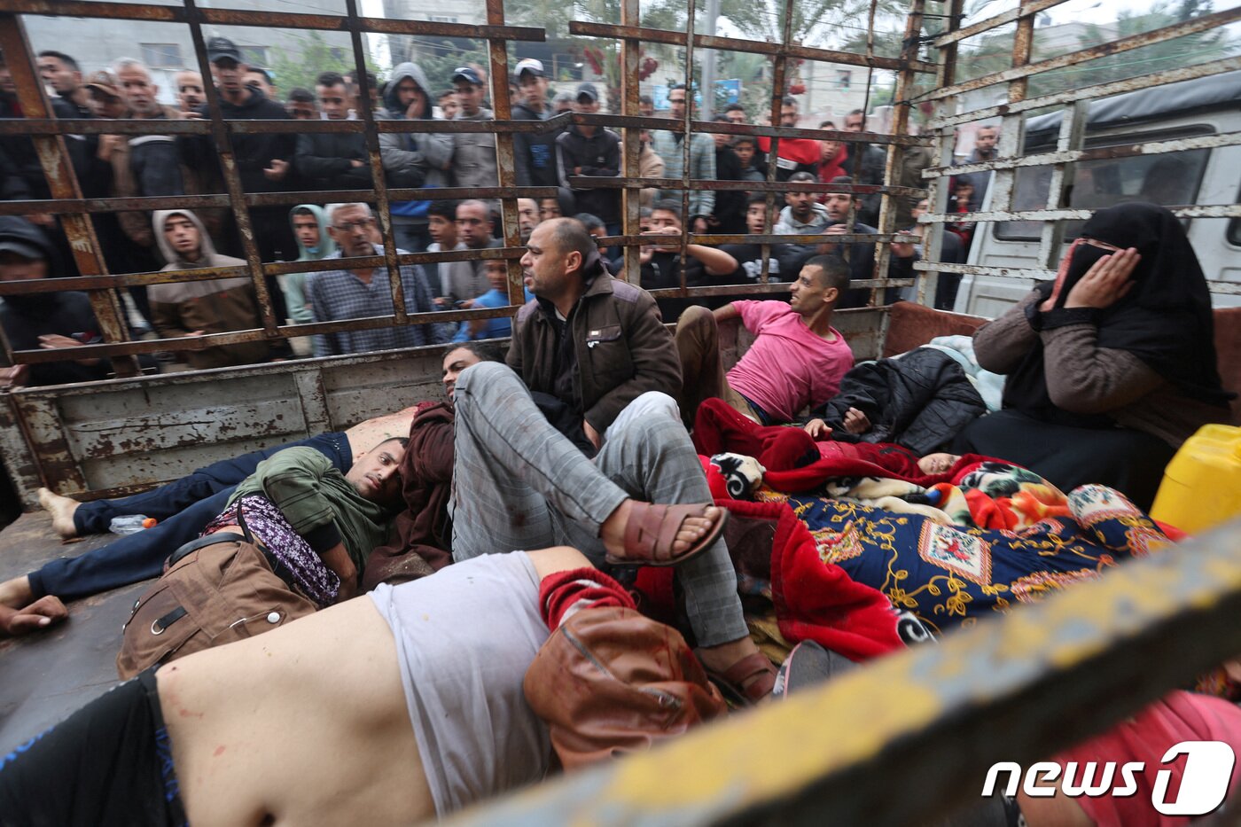 본문 이미지 - 5일(현지시간) 가자지구 남부 칸 유니스에서 부상한 팔레스타인인들이 나세르 병원으로 이송되고 있다. 2023.12.05/뉴스1 ⓒ 로이터=뉴스1 ⓒ News1 김민수 기자