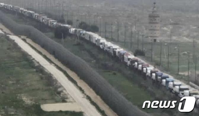 본문 이미지 - 5일(현지시간) 구호물자 전달을 조율하는 이스라엘 국방부 산하 팔레스타인 민간 업무조직 '민간협조관'(COGAT)은 엑스(옛 트위터) 계정을 통해 "가자지구 주민들에게 구호품을 전달하는 데 필요한 조건이 갖춰졌다"면서 가자지구 밖에 수십 대의 트럭이 줄지어 있는 사진을 공개했다. 2023.12.05/뉴스1(엑스 갈무리)