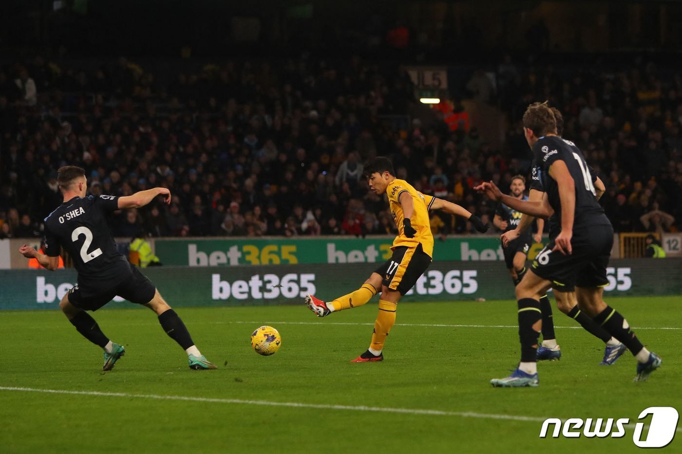 본문 이미지 - 번리를 상대로 리그 8호골을 터트린 황희찬. ⓒ AFP=뉴스1